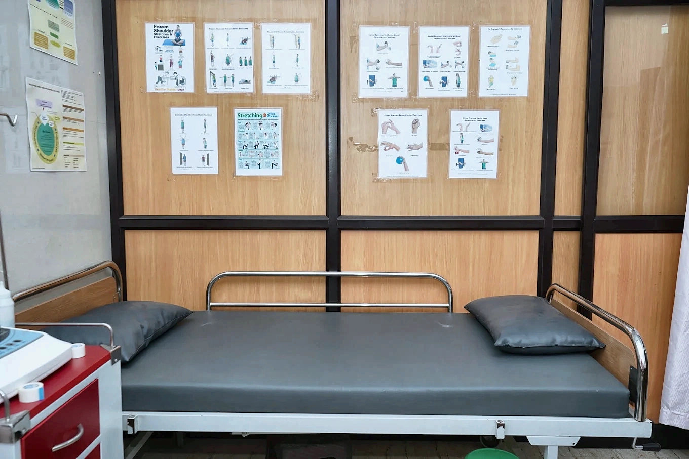 Patient examination bed at Sruthi Hospital, Sivakasi
